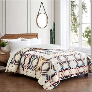 Pendleton Sherpa Fleece Blanket King Size in White Sands